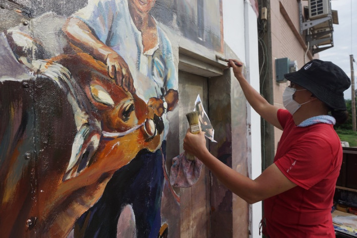 金門首屆駐縣藝術家鄒佳哲（圖）表示，難忘在地濃濃人情味，金門等於是他的第2個故鄉；得知何厝需要彩繪壁畫，立馬飛來，經過2個星期趕工，27日揭幕。