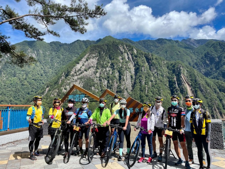交通部觀光局參山國家風景區管理處舉辦「梨山果香騎旅」，結合農遊與自行車旅遊，行程中騎士抵達今年甫完工的觀壩台，眺望接近滿水位的德基水庫美景。（參山處提供）