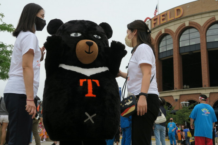 第16屆紐約大都會台灣日29日登場，交通部觀光局吉祥物「喔熊」現身花旗球場外的台灣觀光宣傳攤位。