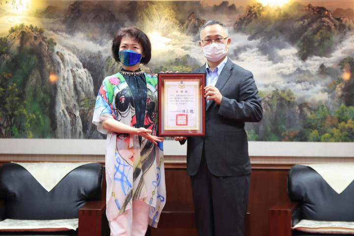 台灣高等法院法官郭豫珍（左）透過畫作將抽象司法概念轉化成具象可識畫面，並將其畫展所得捐出新台幣420萬元給警政署，捐贈儀式30日舉行，由警政署長陳家欽（右）代表受贈和頒發感謝狀。（警政署提供）