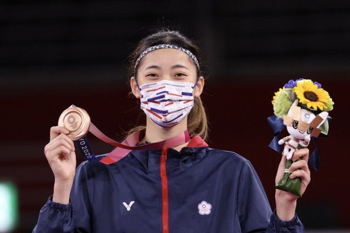 年僅19歲的台灣跆拳道女將羅嘉翎勇奪東京奧運跆拳道女子57公斤量級銅牌，為本屆東京奧運台灣的第2面獎牌，首度登上奧運舞台就有好表現，賽後羅嘉翎開心拿著獎牌合影。