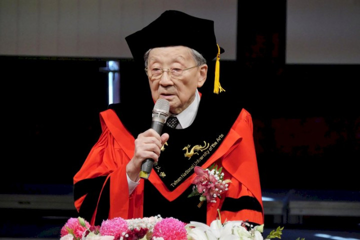金馬導演李行辭世。圖為李行以90歲高齡獲頒國立台南藝術大學名譽博士