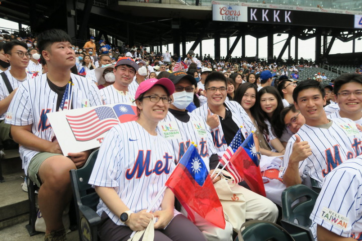 駐美代表蕭美琴（前左）29日走入觀眾席，與參與第16屆紐約大都會台灣日的僑胞合影。