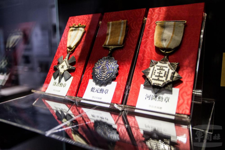 李崇善老師獲得的勳章，陳展在新竹市文化局黑蝙蝠中隊文物陳列館。