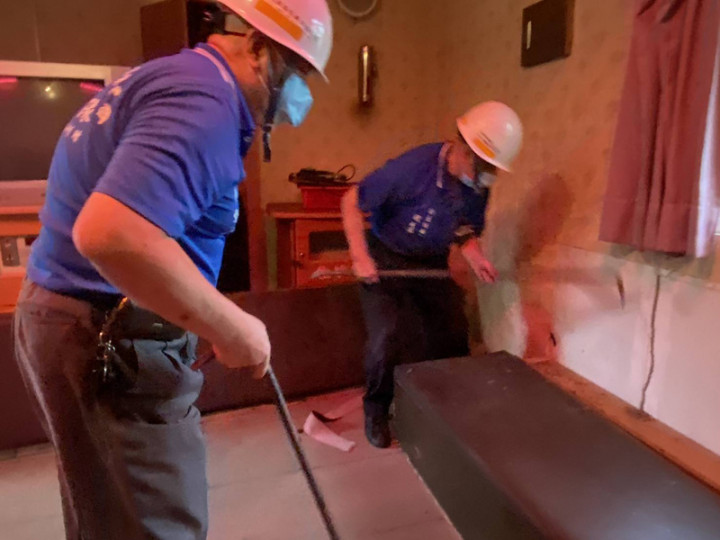 甫在東京奧運拿下女子舉重49公斤級第4名佳績的方莞靈與母親武虹均相依為命，母女目前在台南租屋，居家簡陋，台南市勞工局出手相助，5日起動工協助修繕，預定9月完工。（台南市政府提供）