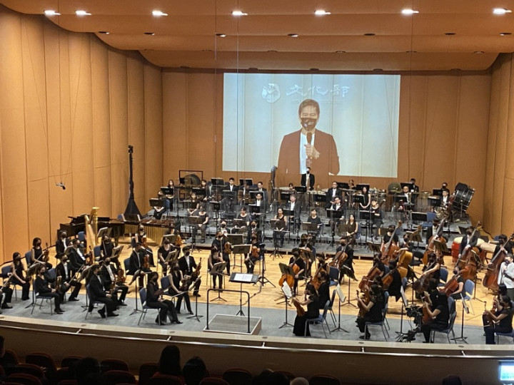 文化部長李永得1日透過異地連線宣告，國立台灣交響樂團NTSO數位音樂廳正式啟用，他也在線上與樂迷一同聆賞由國台交帶來動人的原住民族音樂演出。（文化部提供）