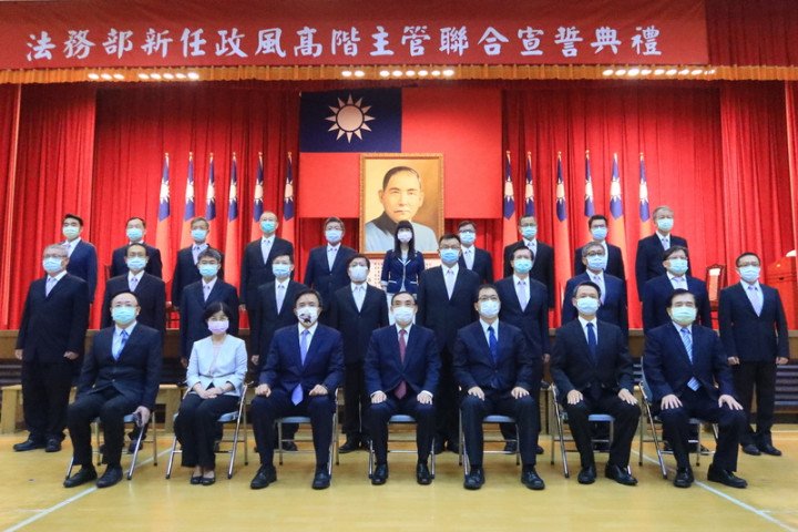 法務部13日舉行新任政風高階主管聯合宣誓典禮，由部長蔡清祥（前排中）監誓並致詞，並於典禮後與新任主管合影。