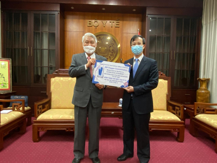 石瑞琦大使(左)代表政府捐贈300台製氧機予越南政府，由越南台灣事務委員會陳為海秘書長(左)代表接受。