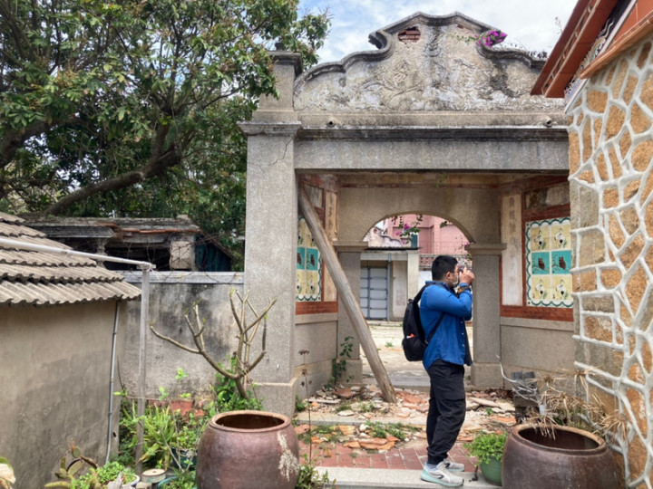 藝術家郭柏俞（圖）和佘文瑛擔任金門駐縣藝術家，進駐金門縣定古蹟吳心泉宅，兩人在金門各處捕捉洋樓身影，拓印在漂流木等媒材上，要為金門洋樓留下記憶。（太認真工作坊提供）