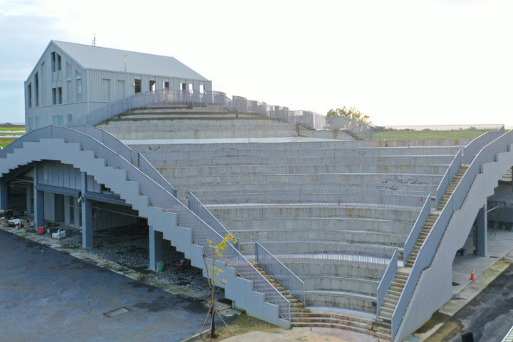 台南市農業局指出，新化果菜市場建物屋頂設計流線型丘體綠化，為設計中的最大亮點。（台南市政府提供）