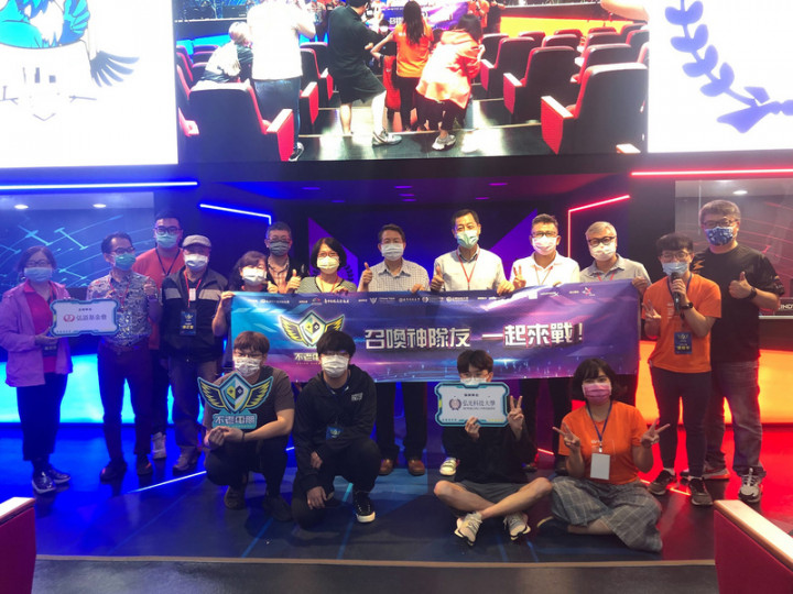 弘光科技大學與弘道老人福利基金會一起推動「不老電 競」圓夢計畫，選出10名不老選手組成「不老電競中部 戰隊」，將在進行為期3個月的特訓後，參加交流比賽 。