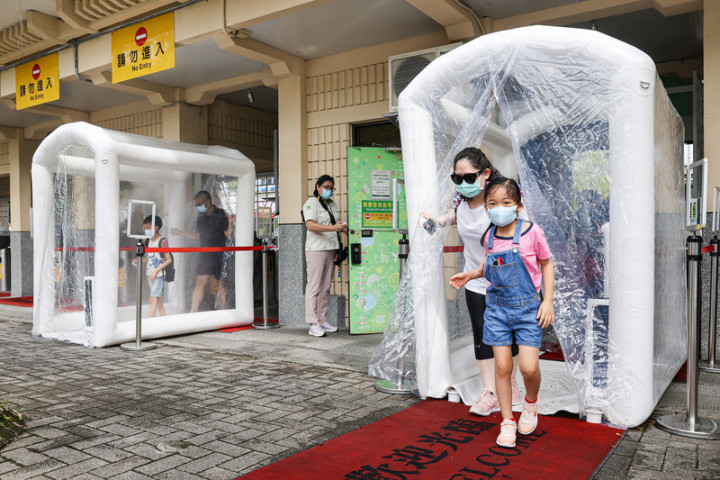 台北市立動物園1日有條件恢復營業，動物園特地購置2  頂能噴出二氧化氯的「防疫守護者」通道，遊客須由此 經過、消毒後才能入園。