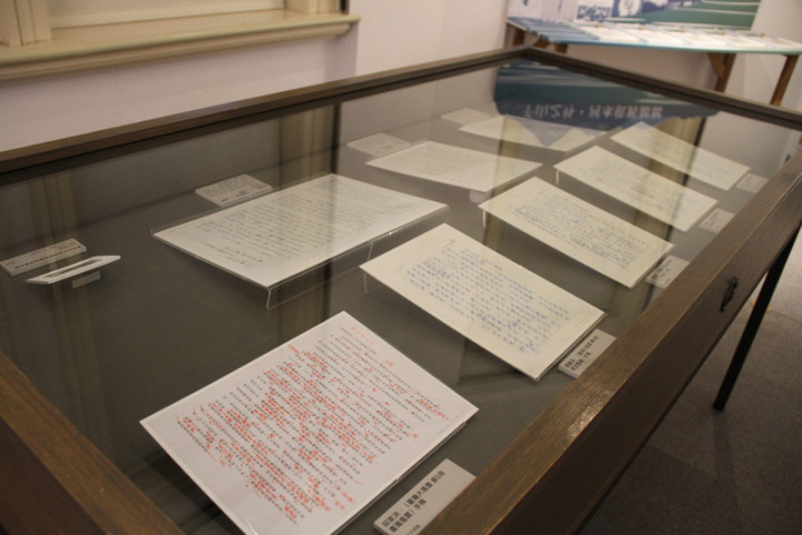 台灣文學館舉辦「洶湧的溫柔—台灣大河小說捐贈展」，以4大展區介紹台灣大河小說歷程，呈現多名重要大河小說作家的珍貴作品及手稿。（台灣文學館提供）