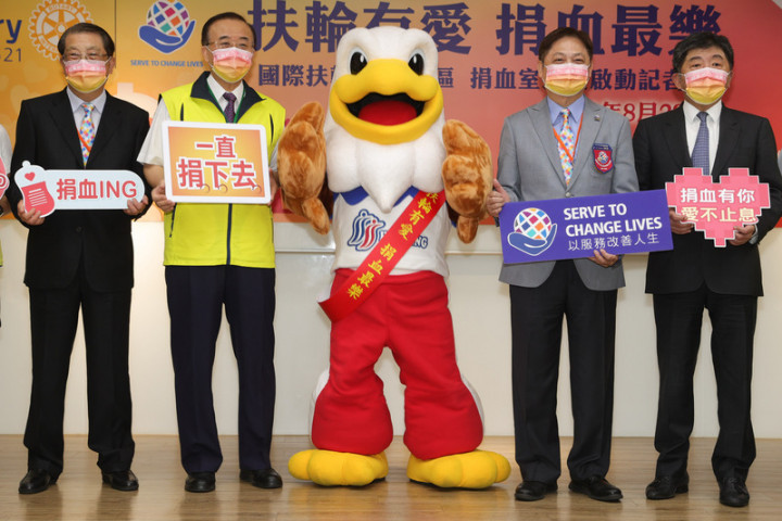 衛福部長陳時中（右）29日出席「扶輪有愛！捐血最樂」推廣活動記者會，鼓勵民眾赴捐血室安心捐血，貢獻一份愛心。