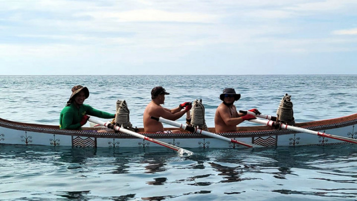 蘭嶼傳統拼板舟12日從台灣東海岸航向大海，這艘拼板舟將挑戰環島，找回達悟族永不服輸的海島冒險精神，也鼓勵台灣民眾一起勇敢撐過疫情影響的日子。（張士凱提供）