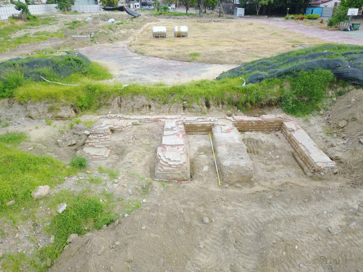 台南市政府文化局啟動「普羅民遮城與周遭遺構調查發見計畫」，將對普羅民遮城東北側疑似台灣縣署範圍進行試掘調查。圖為赤崁文化園區挖掘出的日治時期「台南明治公學校」基礎構造物。（台南市政府文化局提供）