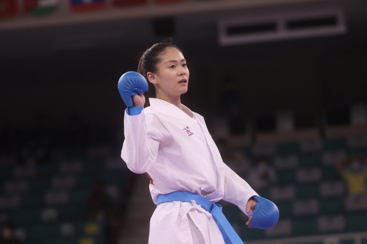 台灣空手道女將「小清新」文姿云5日在東京奧運空手 道女子55公斤量級分組循環賽出賽，首戰雖吞敗，但接 著頂住壓力、依序擊敗強敵，成功晉級4強準決賽，至 少有銅牌，晚間將繼續力拚金牌戰門票。圖為分組第3戰後，文姿云舉手向場邊人員致意。