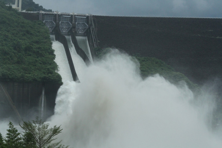 曾文水庫3日中午開啟溢洪道閘門進行調節性放水，下午2時後3道閘門同步放水，在溢洪道下方濺起的水花相當壯觀。