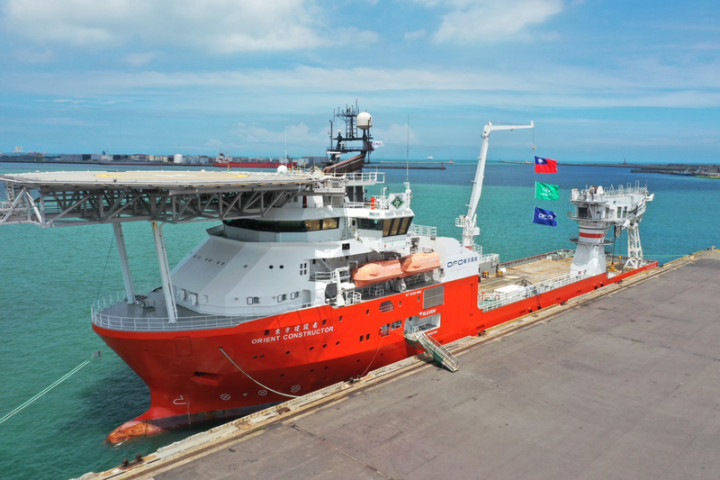 行政院推動離岸風電政策，「東方建設者」8月轉籍成為首艘懸掛中華民國國旗的大型離岸工程船。（東方風能提供）
