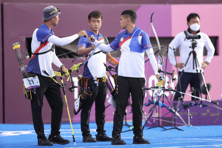 台灣男子射箭代表隊在東京奧運男子射箭團體對抗賽金牌戰，以0比6不敵全場狂飆13支10分箭的韓國，獲得銀牌，但已追平隊史紀錄。