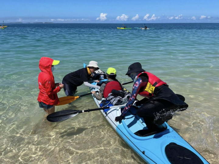 台灣師範大學公民教育與活動領導系師生於8月下旬以海洋獨木舟航行澎湖本島，並帶領澎湖吉貝教會的孩子進行獨木舟體驗。（台師大提供）