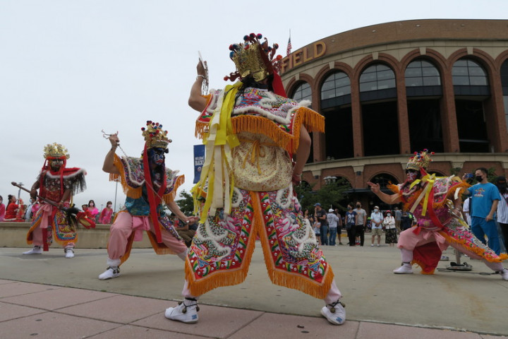 第16屆紐約大都會台灣日29日登場，場外的三太子民俗表演吸引許多球迷進場前駐足觀賞。