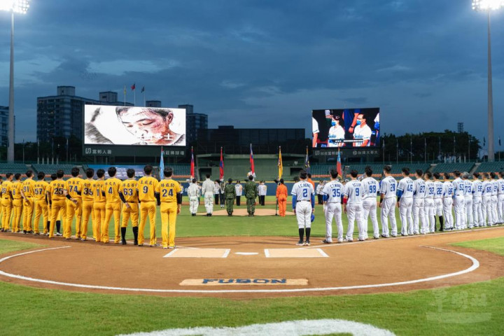 富邦悍將球團與國防部合作舉辦開場活動，邀請6位國軍英雄擔任國歌領唱人。