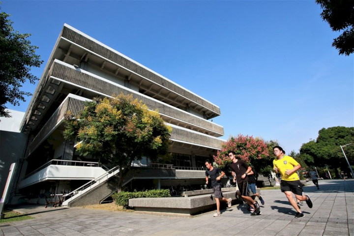 永豐銀行攜手成功大學，在成大自動繳費機導入永豐行動支付服務，9月正式開學後，即可透過行動支付系統繳交學雜費。圖為成大學生校園活動情形。（成功大學提供）