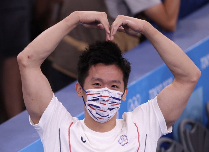 「鞍馬王子」李智凱1日在東奧體操男子鞍馬單項決賽 一掃陰影，成功展現招牌「湯瑪士迴旋」奪銀，他賽後 在場邊等待時，朝媒體俏皮比出大愛心。