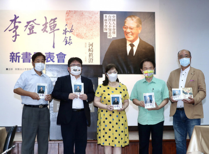 「李登輝秘錄」新書發表會14日下午在國史館舉行，前衛出版社社長林文欽（左起）、日本產經新聞社台北支局長矢板明夫、李登輝基金會董事長李安妮、國史館長陳儀深、「李登輝秘錄」譯者龔昭勲出席。