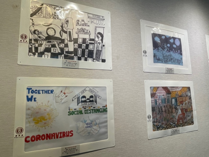 駐新加坡台北代表處舉辦「世界兒童畫展-台灣與東南 亞」展覽，展出80幅得獎畫作，受疫情影響，許多東南 亞畫作以疫情為主題。此圖攝於110年6月25日。