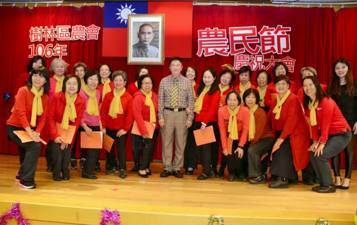 獲選110年新北市模範父親的張義鷹（前中）克服視障的不便，致力於音樂創作與教學，讓外界聽見台灣之歌，豐富自己人生。（新北市政府提供）