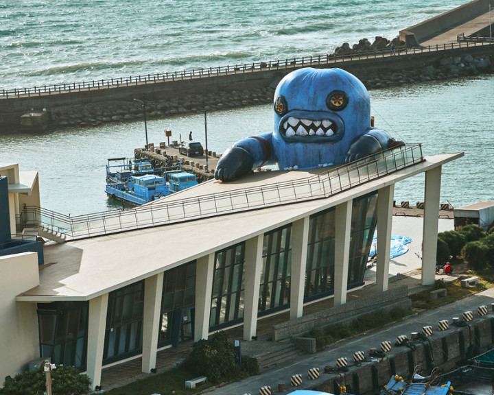 戶外高達14公尺、重逾400公斤的「春江獸」環抱著美術館建築，這是位於屏東縣車城鄉海口港的「看海美術館」首檔暑期展覽，屏東縣長潘孟安歡迎大家在防疫指引下出門走走，邊看海、邊看怪獸療癒身心靈。