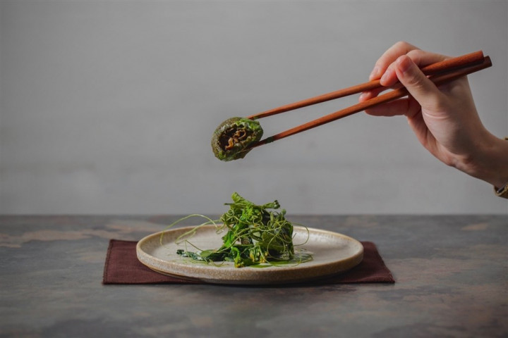 林佾華以台灣菜為出發點，「澀Sur-」的菜色多用台灣食材製作，並隨季節更換菜單。圖為2021春季推出的草仔粿。（圖取自facebook.com/SurCuisine）