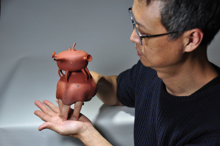 鶯歌土生土長陶藝家卓銘順（圖）打造「霍爾蒙克斯－LR（茶壺）」，拿下2021韓國國際陶藝雙年展金獎，是史上第一位台灣人。（新北市立鶯歌陶瓷博物館提供）