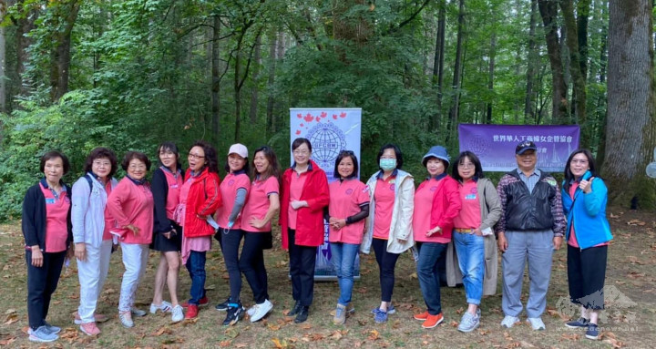 世華溫哥華分會理事群與嘉賓合影，右起：江佳慧、蔡春松、高文玲、陳瀅如、陳淑姿、游慈心、邱麗蓮、周素蓮、吳秀美、曾志瑛、邱白、蔡妙芬、許瓊林及何秋霞。