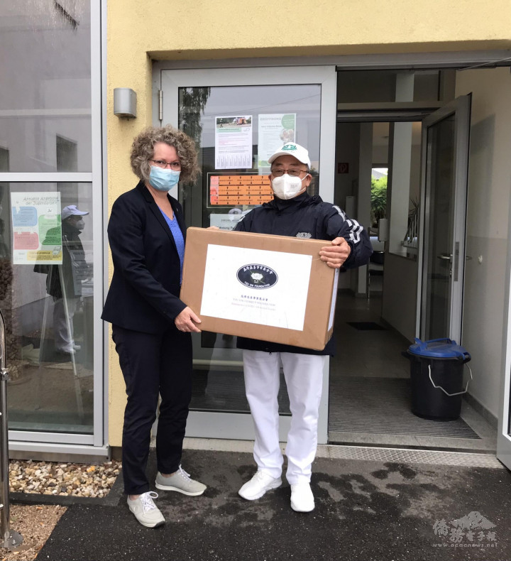 志工勘災同時也捐贈口罩，讓災民在疫情中多一份保護