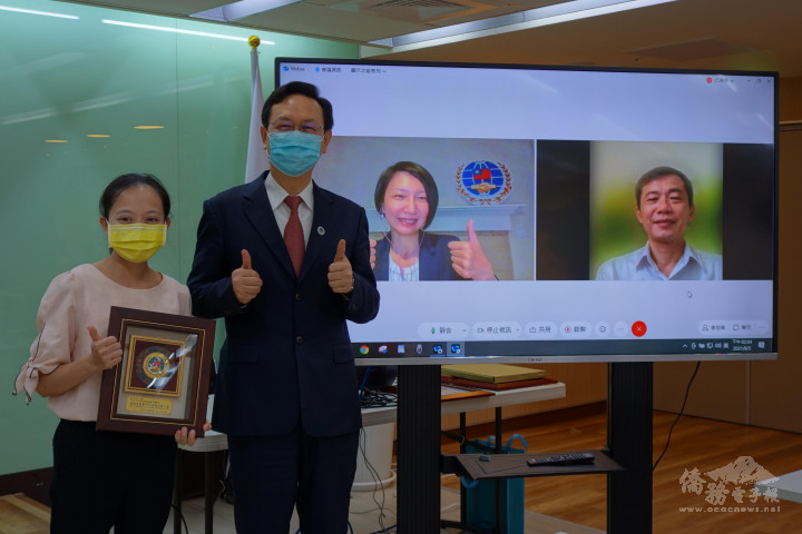 委員長童振源(左二)與模範公務人員吳曉竹(右二)、傑出公務人員游凱全(右一)、傑出公務人員李佑萱(左一)合影