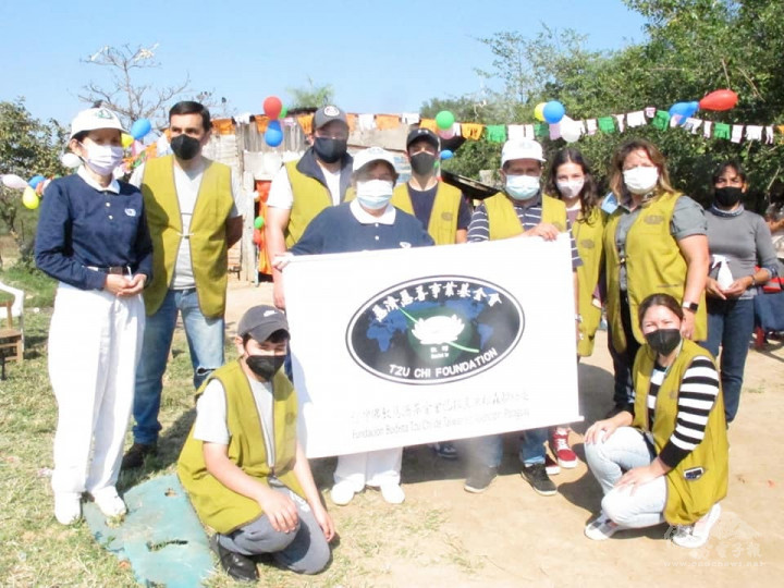 慈濟基金會巴拉圭亞松森聯絡處志工楊忍孌（左一），帶領9位慈濟志工們，前往位於亞松森郊區比列塔市發放兒童節禮品。