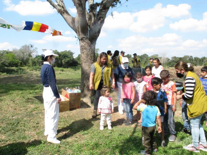 慈濟亞松森志工們準備兒童節禮品，與伊皮卡島上的孩童們一同度過美好的兒童佳節。