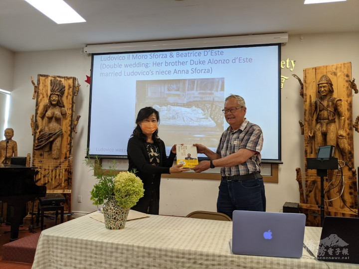 林佩瑤（左）贈送潘立中（右）紀念品