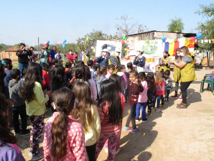 慈濟亞松森志工們現場帶動孩童們做歌曲教唱，並與民眾分享靜思語與兒童節的由來。