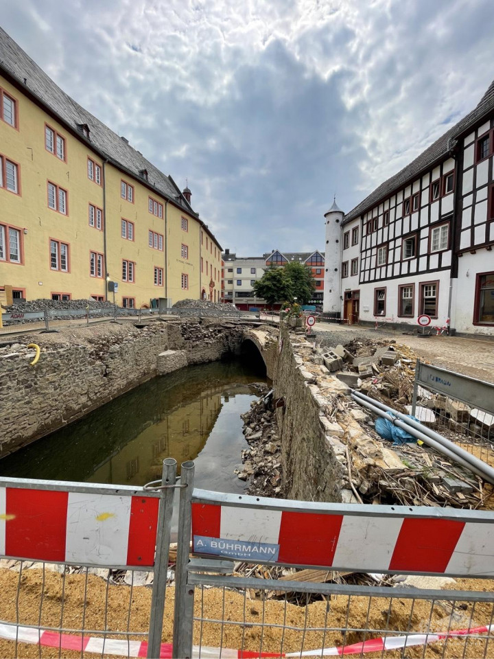 經過水災的摧殘，小鄉鎮的道路幾乎全毀