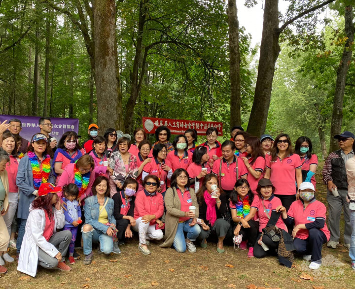 世華溫哥華分會夏日野餐會熱鬧溫馨。