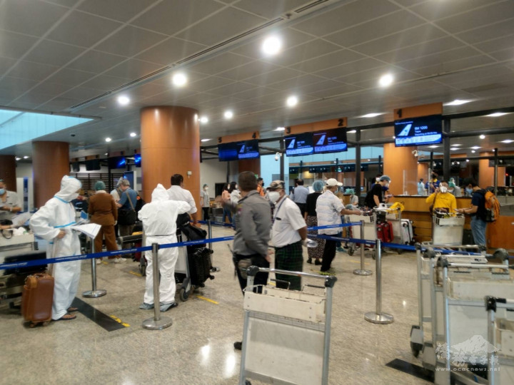 79名緬甸臺商僑胞搭乘包機返鄉報到情形。