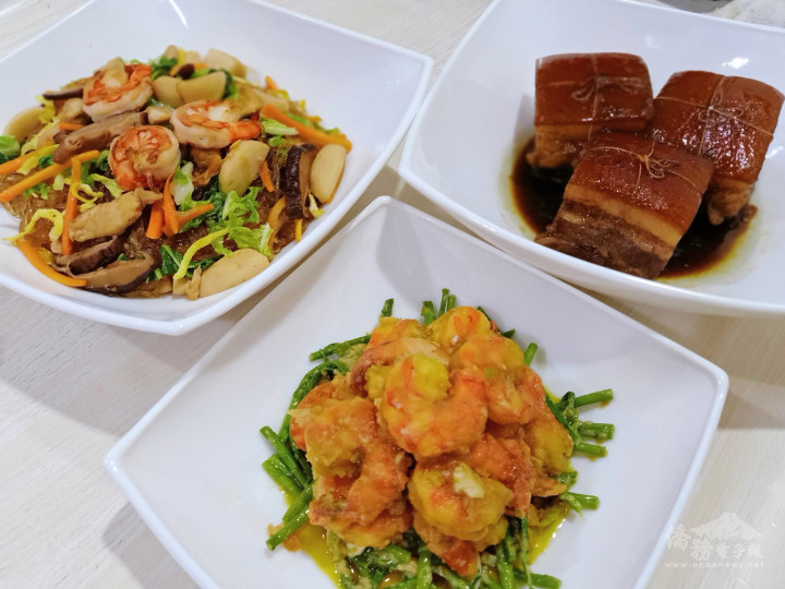 菲律賓當地僑胞經典菜餚美食東坡肉、鹹蛋黃炸蝦及什錦炒粉絲。