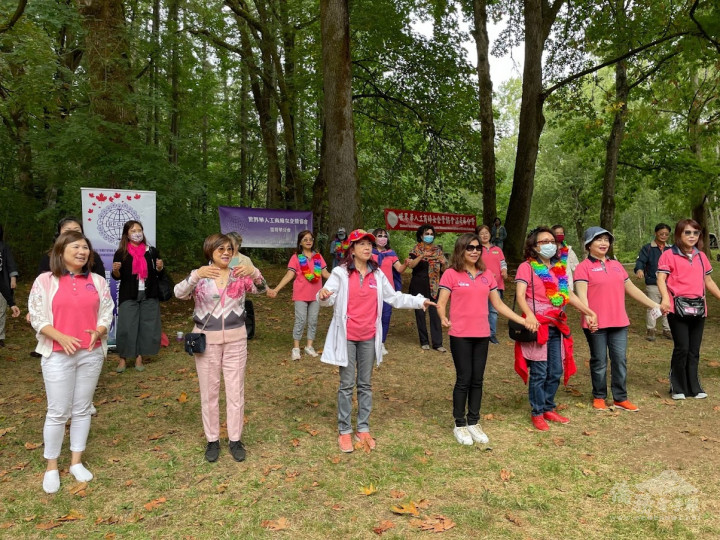 理事們用心準備多項團康活動，賓主盡歡。