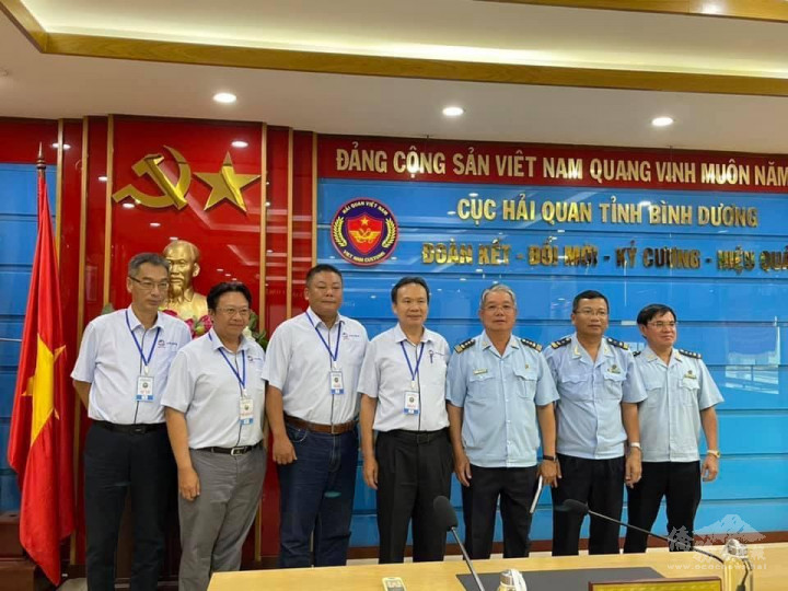 近期因嚴重新冠肺炎疫情影響張慶煌會長（中）跟平陽省海關局長討論影響產業情況，即時協助平陽會員解決通關上之疑難問題。