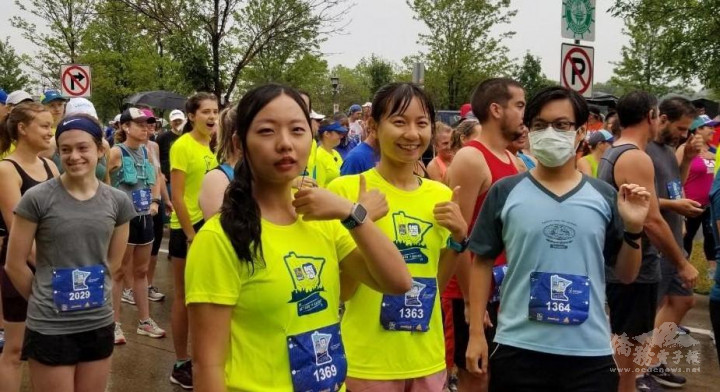 江昱儒（中）偕同吳孟儒和江昱諺跑前與其他选手合影