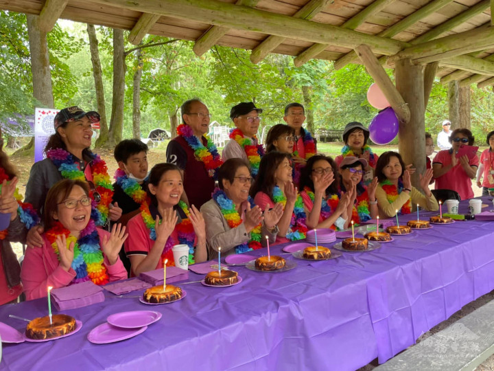 世華溫哥華分會熱鬧溫馨慶賀生日。